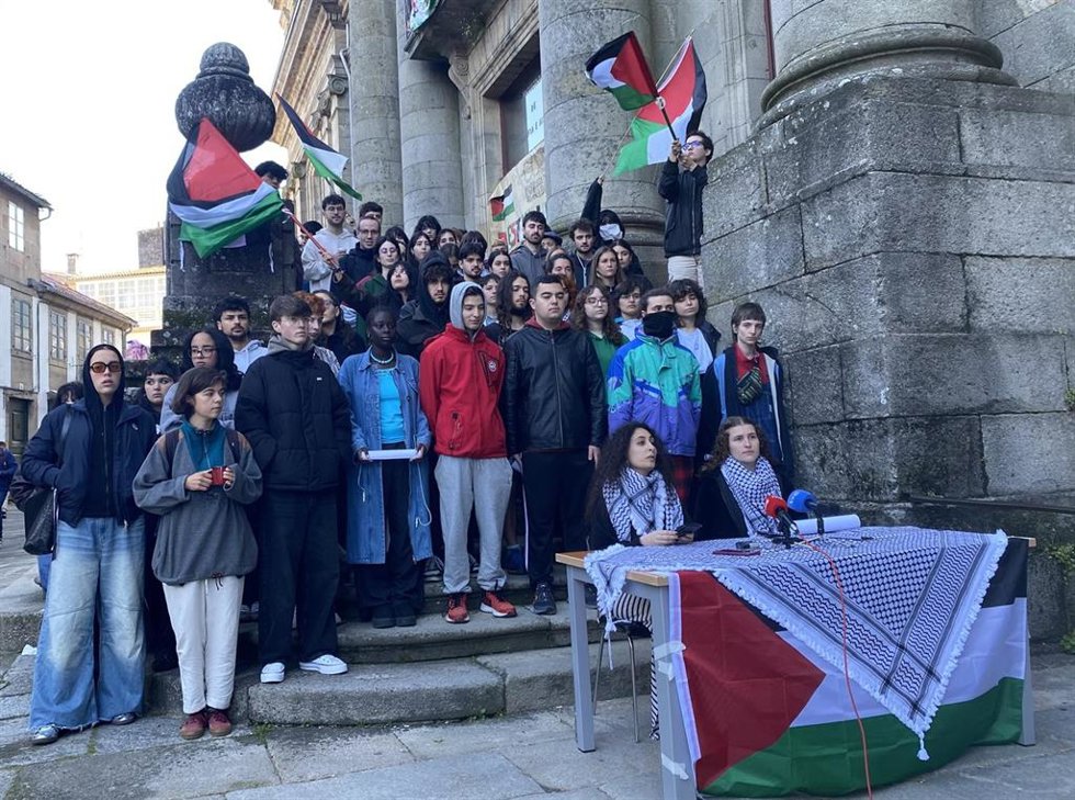 Estudiantes acampados en la Facultad de Geografía e Historia de la USC durante la rueda de prensa.