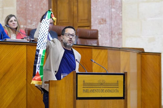 El portavoz de Adelante Andalucía, José Ignacio García, en una imagen de archivo en el Pleno del Parlamento mostrando una prenda con los colores de la bandera de Palestina. 