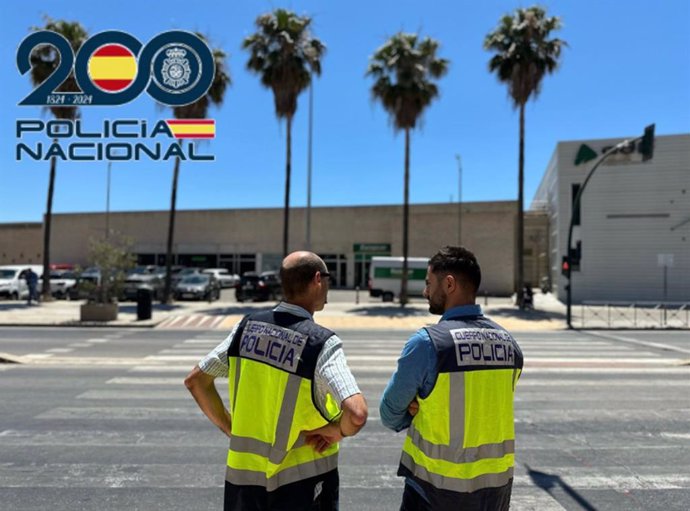 Agentes de la Policía Nacional frente a las instalaciones de una empresa de alquiler de vehículos ubicada en la Estación Intermodal de Almería.