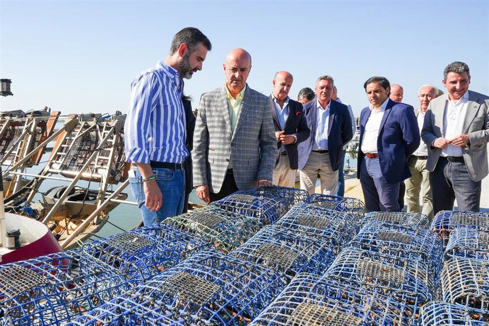 El consejero de Sostenibilidad, Medio Ambiente y Economía Azul, Ramón Fernández-Pacheco, (I) visita el puerto del Terrón en Lepe, acompañado por el alcalde de Lepe, Juan Manuel GonzálezCamacho