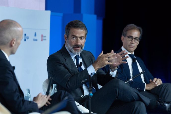 El presidente de KPMG España, Juanjo Cano, junto al presidente de Fira de Barcelona, Pau Relat, y el ceo de Inditex, Óscar García Maceiras (de espaldas).