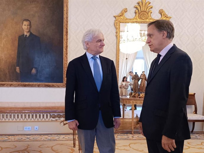 El presidente de CEIM, Antonio Garrido (i), y el alcalde de Salamanca, Carlos García Carbayo (d), en el consistorio salmantino