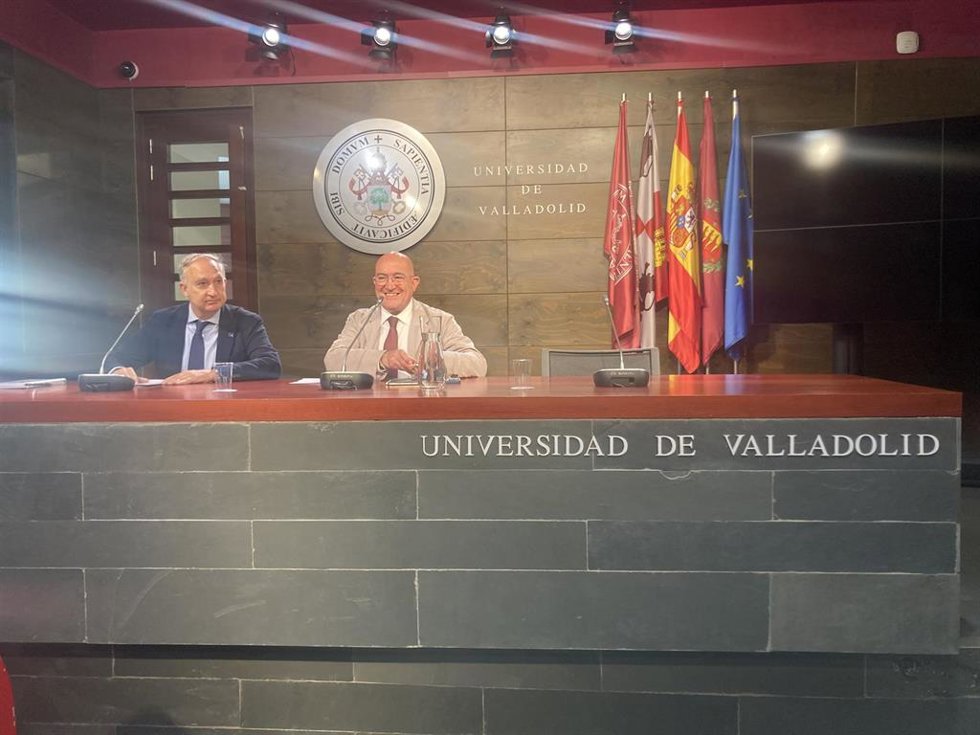 Antonio Largo (i) y Jesús Julio Carnero, durante la rueda de prensa de hoy.