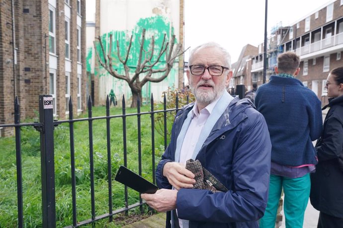 Archivo - 18 March 2024, United Kingdom, London: Former UK Labour Party leader Jeremy Corbyn, arrives to view a tree mural which appeared overnight on a residential building on Hornsey Road in Finsbury Park, confirmed by the anonymous street artist Banksy