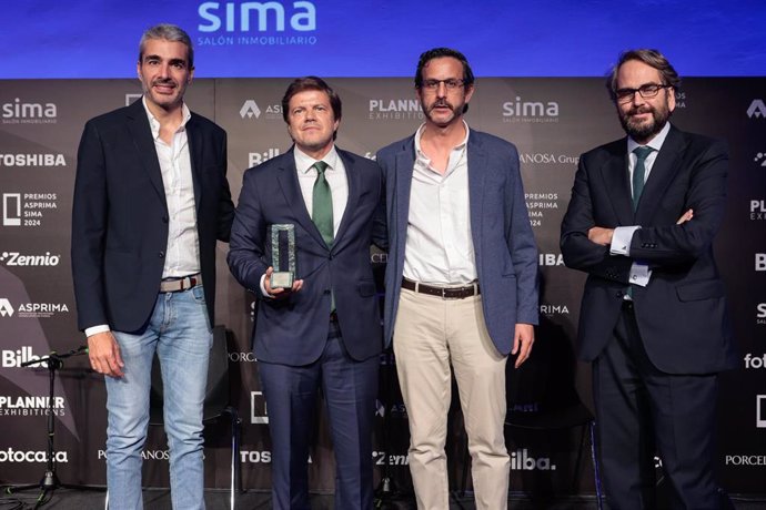 El director general de Negocio de Aedas Homes, Alberto Delgado, con el Premio 'Mejor Actuación Inmobiliaria en Vivienda Libre' por 'Fioresta'