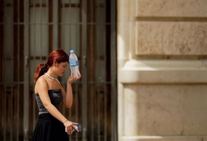 Archivo - Una mujer con una botella de agua fría, a 10 de agosto de 2023, en Valencia, Comunidad Valenciana (España).