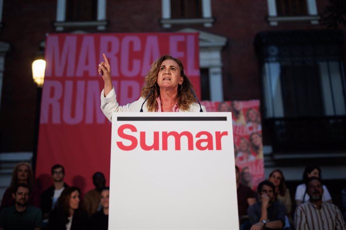 La cabeza de lista de Sumar a las elecciones europeas, Estrella Galán (d), participa en el acto de inicio de campaña de Sumar, en la plaza Conde de Barajas, a 23 de mayo de 2024, en Madrid (España). 