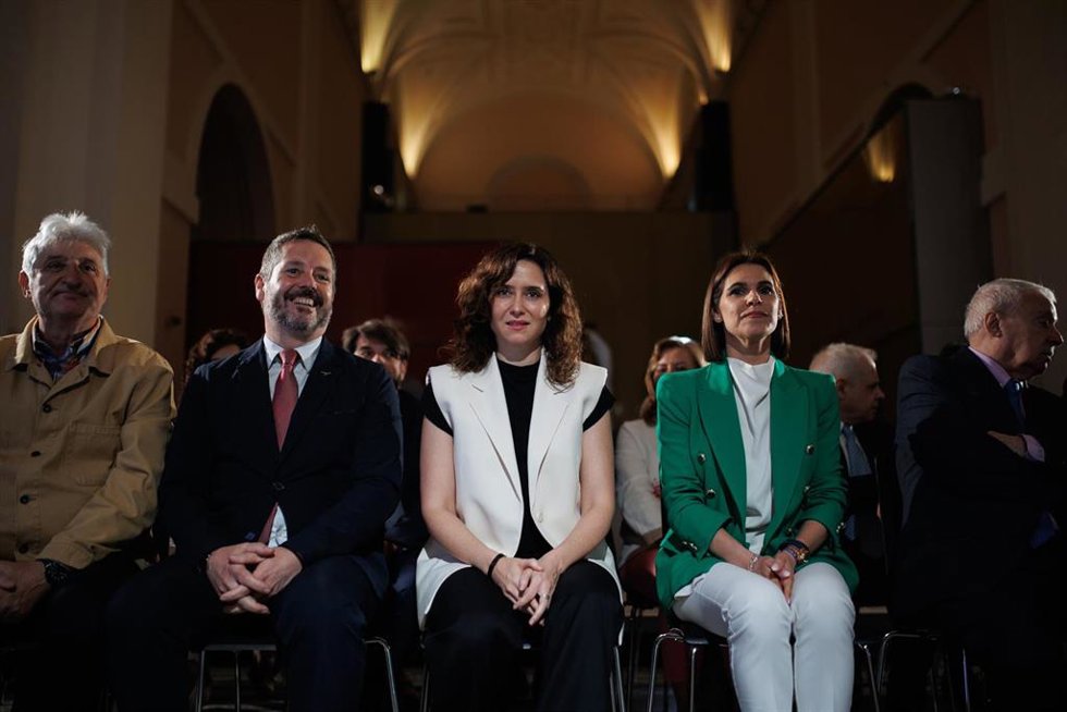 El consejero de Cultura, Turismo y Deporte de la Comunidad de Madrid, Mariano de Paco (2i), la presidenta de la Comunidad de Madrid, Isabel Díaz Ayuso (c), y la alcaldesa de Alcalá de Henares, Judith Piquet (2d), durante la conmemoración del XXV anivers