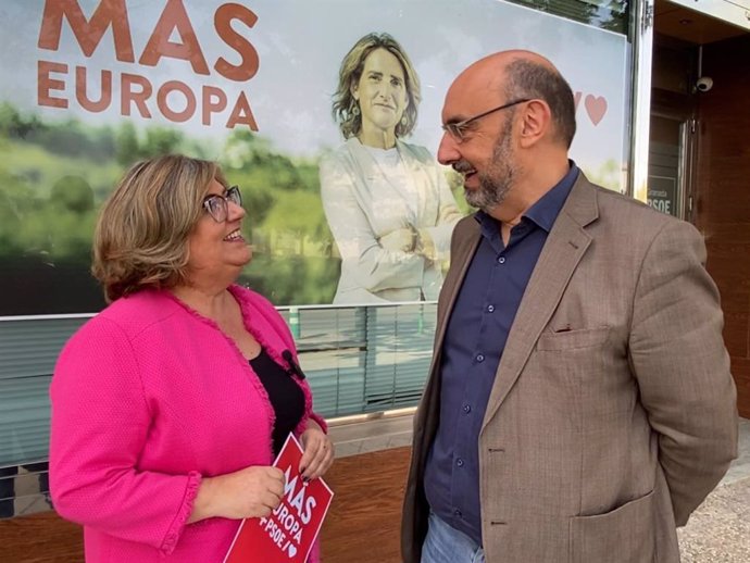 La secretaria de Organización del PSOE de Granada, Ana Muñoz, y el candidato al Parlamento Europeo Paco Luis Benítez.
