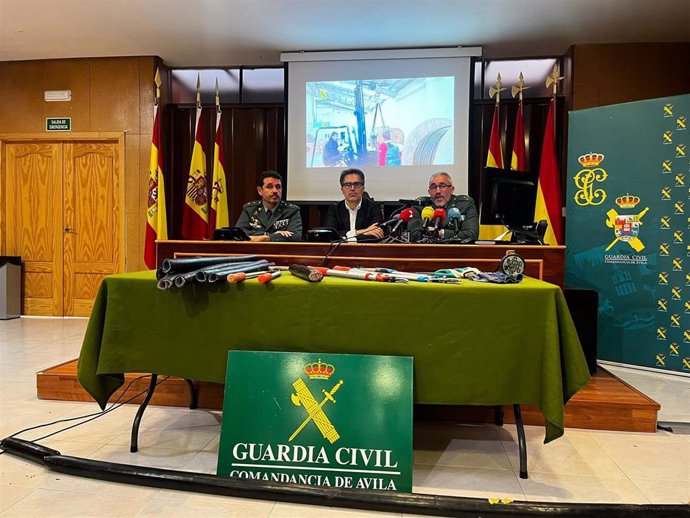 El subdelegado del Gobierno, el  teniente de la Guardia Civil en Ávila y el capital de la Policía Judicial, durante la rueda de prensa.