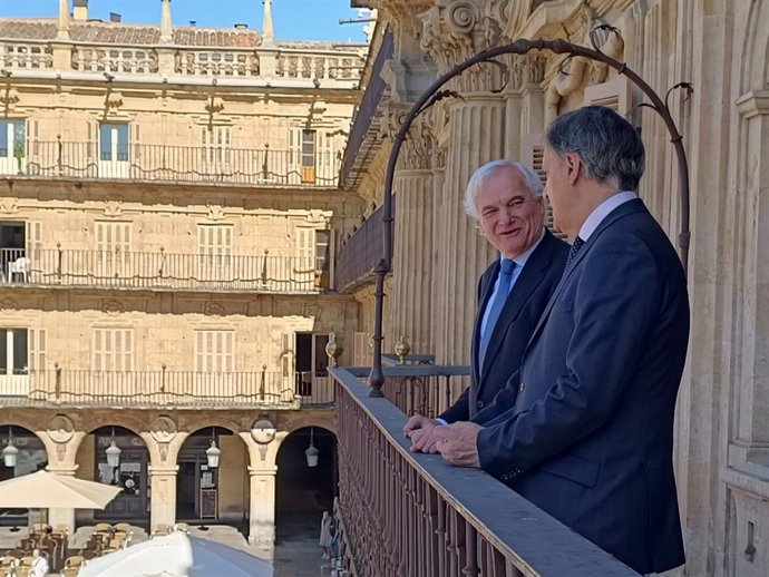 El presidente de CEIM, Miguel Garrido (i), y el alcalde de Salamanca, Carlos García Carbayo (d), en la Plaza Mayor de Salamanca