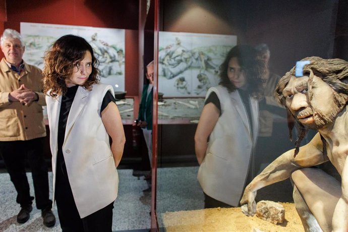La presidenta de la Comunidad de Madrid, Isabel Díaz Ayuso, durante la conmemoración del XXV aniversario del Museo Arqueológico y Paleontológico Regional de Alcalá de Henares, en el Museo Arqueológico y Paleontológico de la Comunidad de Madrid, a 24 de ma