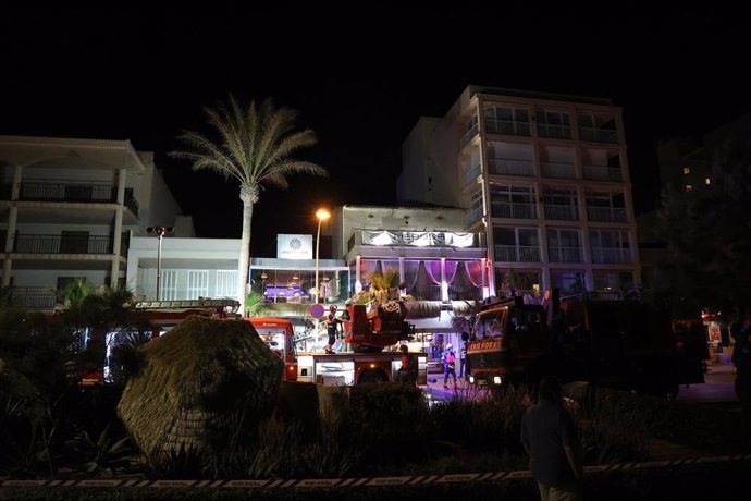 Servicios de emergencia en las inmediaciones de un edificio derrumbado, en la playa de Palma.