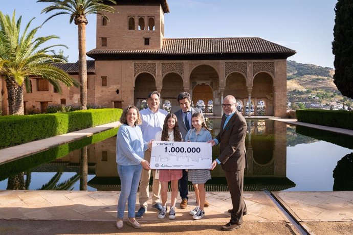 La Alhambra homenajea a su visitante un millón y reivindica su aforo limitado por motivos de conservación.