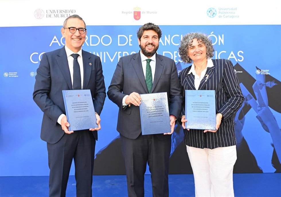 El presidente del Ejecutivo regional, Fernando López Miras, en el junto con el rector de la Universidad de Murcia, José Luján, y la rectora de la Universidad Politécnica de Cartagena, Beatriz Miguel