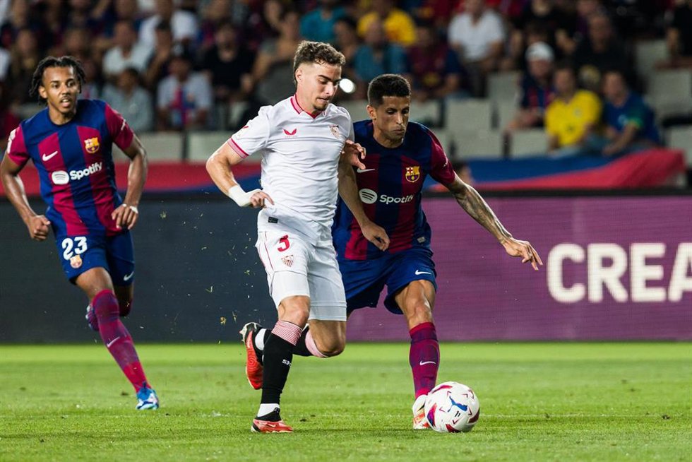 Archivo - Adri Pedrosa (Sevilla FC), ante el FC Barcelona. 