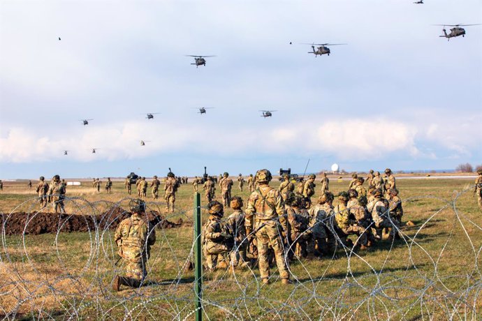 Archivo - March 29, 2023 - Romania - Soldiers assigned to the Romanian 9th Mechanized Brigade and the 572nd Puma Squadron, the 101st Airborne Division, the 1st Armored Division, and the California Army National Guard held an air assault demonstration at M
