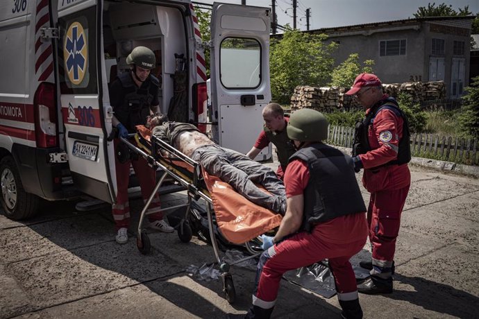 Un herido por los ataques rusos sobre Járkov es trasladado a un hospital.