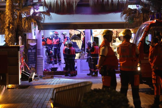 Servicios de emergencia en las inmediaciones de un edificio derrumbado, en Playa de Palma, a 23 de mayo de 2024, en Mallorca.
