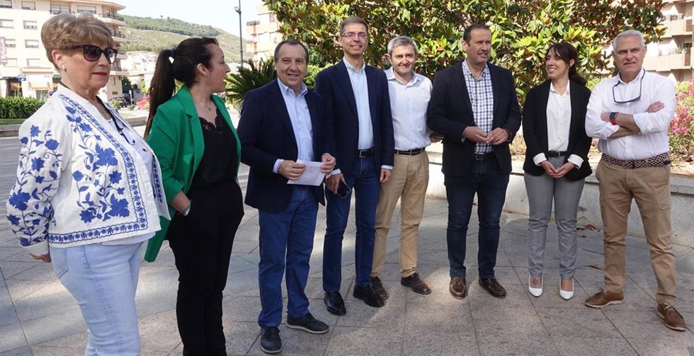 El coordinador del Gabinete Parlamentario del PSOE de Málaga, José Luis Ruiz Espejo, junto al vicecoordinador del Comité Electoral de los socialistas malagueños, Cristóbal Fernández, y otros representantes del partido en la comarca de Antequera.