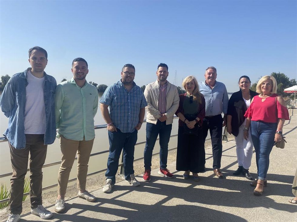 Visita de representantes del PSOE como el candidato al Parlamento europeo Alejandro Moyano y la diputada Carmen Castilla a Lora del Río (Sevilla).