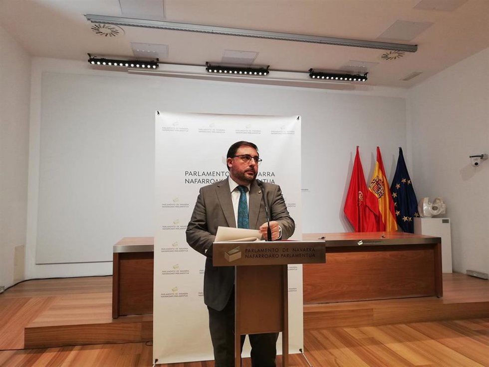 El presidente del Parlamento de Navarra, Unai Hualde, en la rueda de prensa en la que ha presentado el borrador de código de conducta para la Cámara foral.