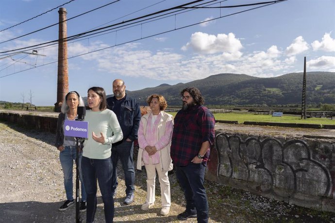 La candidata de Podemos a las elecciones europeas, Irene Montero, junto a la coordinadora general de Podemos Euskadi, Pilar Garrido, durante su visita a la reserva de la biosfera de Urdaibai a 24 de mayo de 2024, en Murueta (País Vasco).