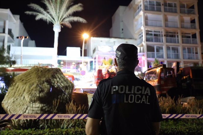 Un policía local frente al edificio derrumbado este jueves por la noche, en Playa de Palma, a 23 de mayo de 2024, en Mallorca, Baleares (España). 