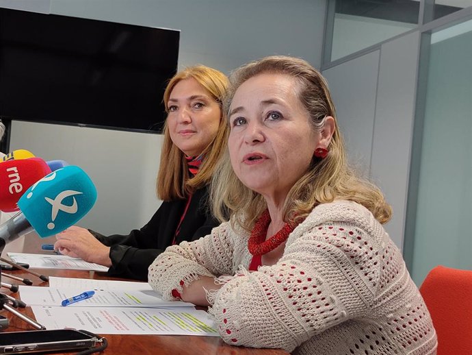 La consejera de Educación, Mercedes Vaquera, y la secretaria general, Pilar Pérez, en una rueda de prensa.