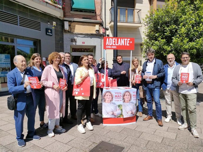 La secretaria general del PSOE, Concha Andreu, junto a dirigentes socialistas pidiendo el voto para su formación en las europeas