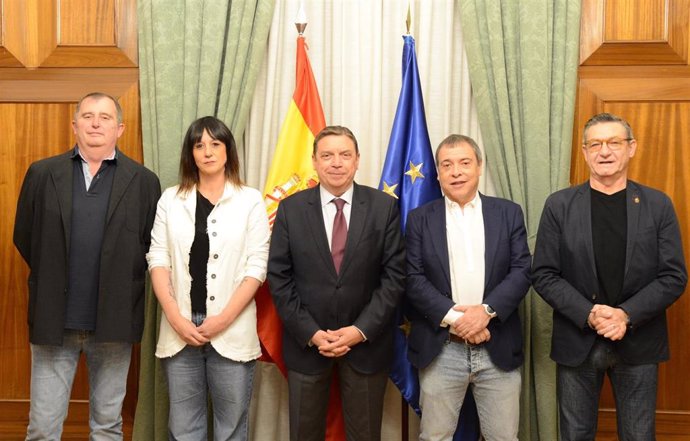 El ministro de Agricultura, Pesca y Alimentación, Luis Planas, la secretaria general de CCOO Industria , Garbiñe Espejo, y el secretario general de UGT FICA, Mariano Hoya en un encuentro en el Ministerio de Agricultura