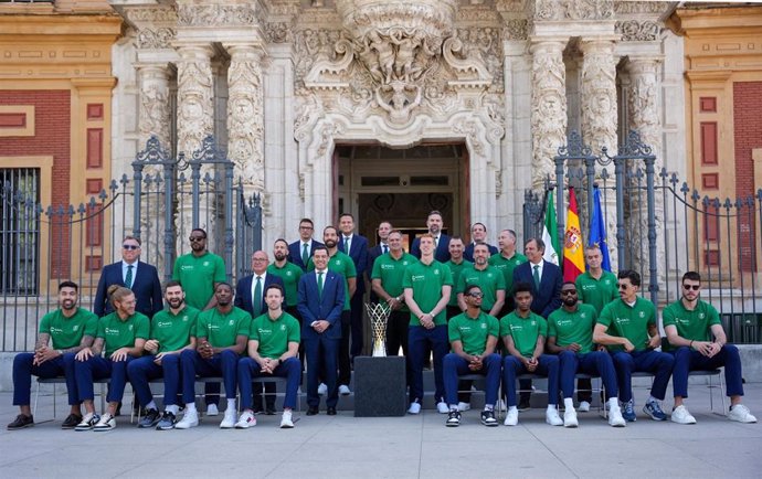 El presidente de la Junta de Andalucía, Juanma Moreno, ha recibido al Unicaja Baloncesto de Málaga en el Palacio de San Telmo.