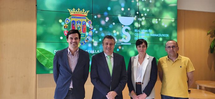 Javier Fernández con representantes de la nueva junta de gobierno del Colegio de Farmacéuticos de Sevilla