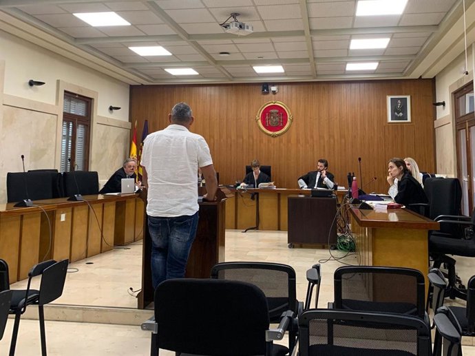 El acusado sentado para el juicio en la Audiencia