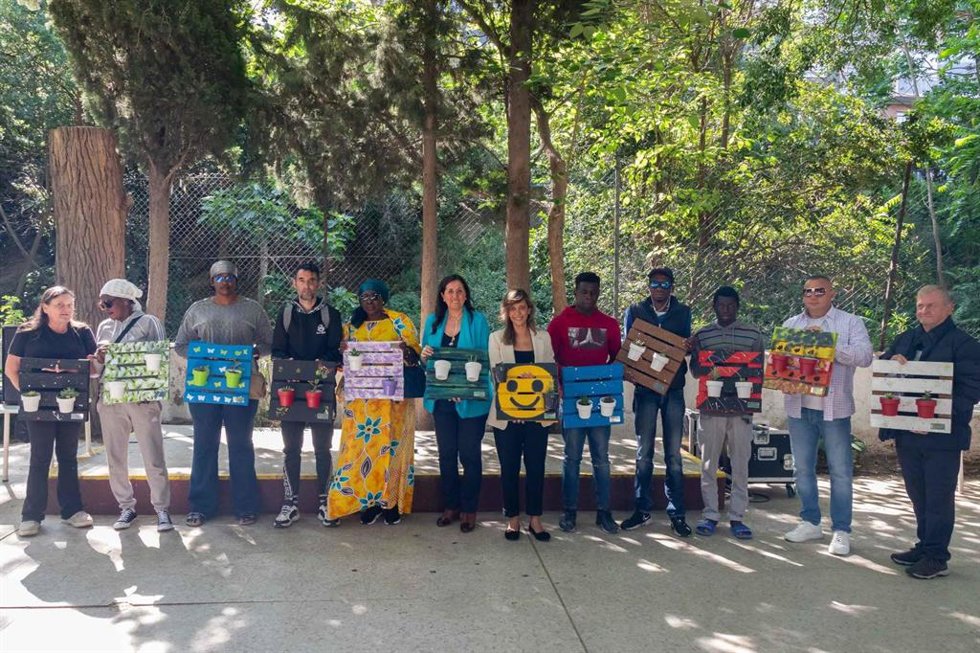 La consejera municipal Marián Orós, junto a las personas participantes en el taller de jardinería