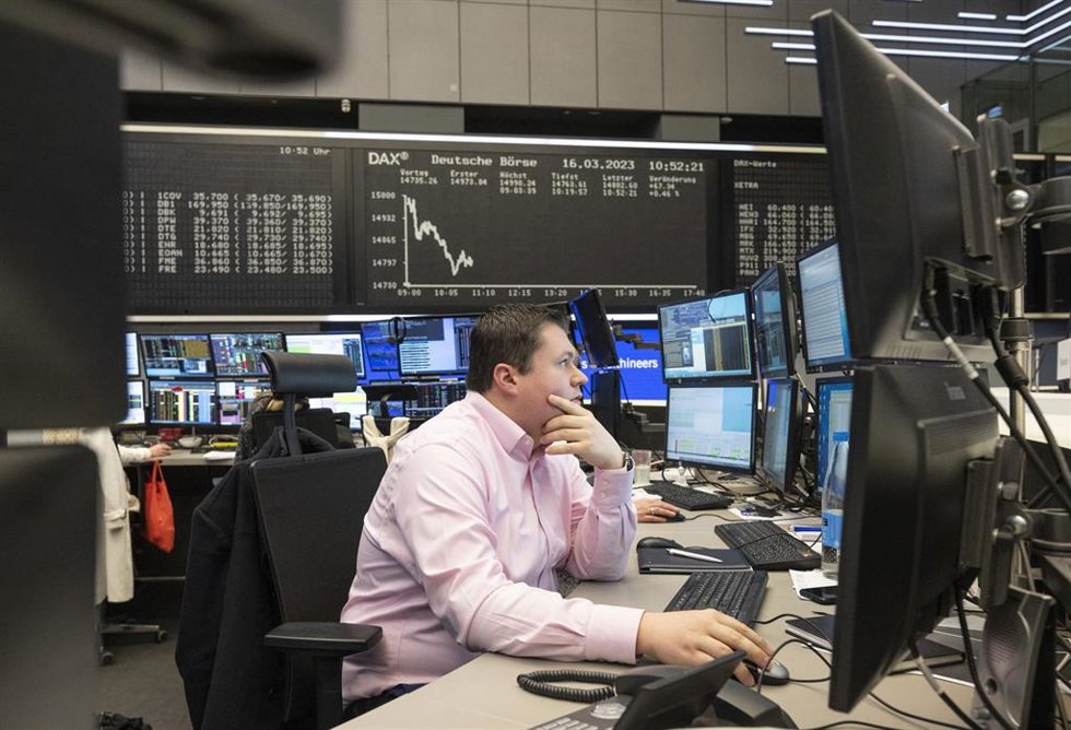 Archivo - 16 March 2023, Hesse, Frankfurt_Main: A stock trader watches the price development on his monitor at Frankfurt Stock Exchange. Following the recent turbulence in the banking sector, financial experts are keeping a close eye on developments on