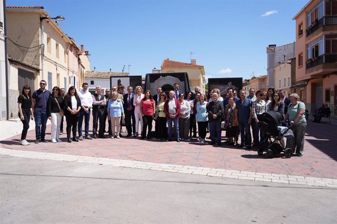 El consejero de Educación, Amador Pastor, visita la muestra 'Museorum' en la localidad conquense de Villar de Olalla.