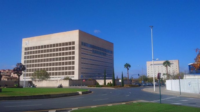 Archivo - Edificio del Cubo, donde se ubicará el Palacio de la Justicia, con el Museo de Memoria de Andalucía al fondo, en imagen de archivo