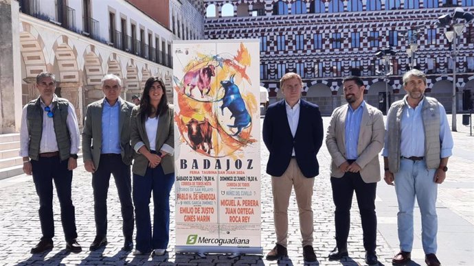 Autoridades en la presentación del cartel taurino de la Feria de San Juan 2024 de Badajoz