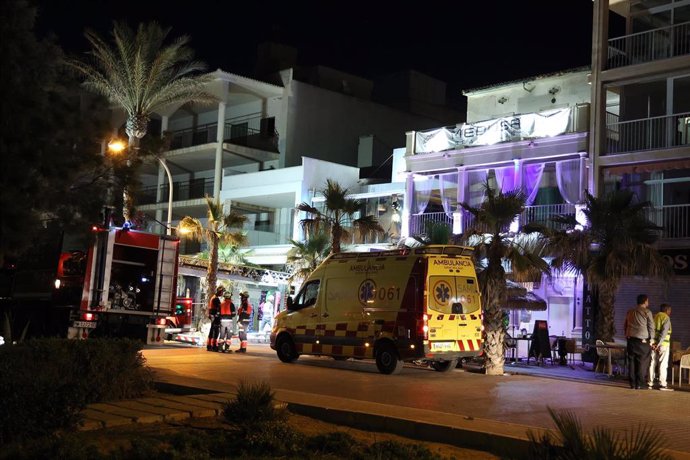 Servicios de emergencia en las inmediaciones de un edificio derrumbado, en la playa de Palma, a 23 de mayo de 2024.
