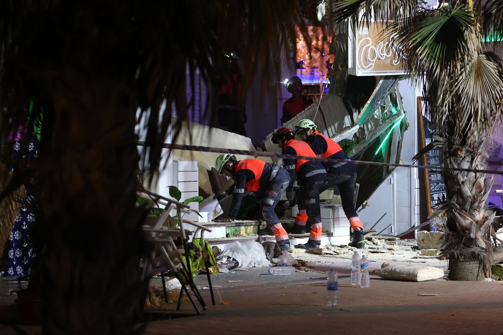 Servicios de emergencia en las inmediaciones de un edificio derrumbado, en la playa de Palma, a 23 de mayo de 2024, en Palma de Mallorca, Mallorca, Baleares (España).
