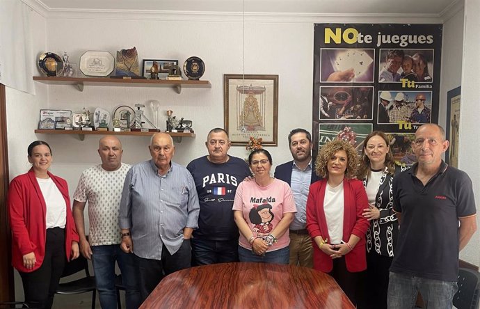 La secretaria general del PSOE de Huelva y senadora, María Eugenia Limón, en su visita a la Asociación Onubense de Jugadores de Azar En Rehabilitación (Aonujer).