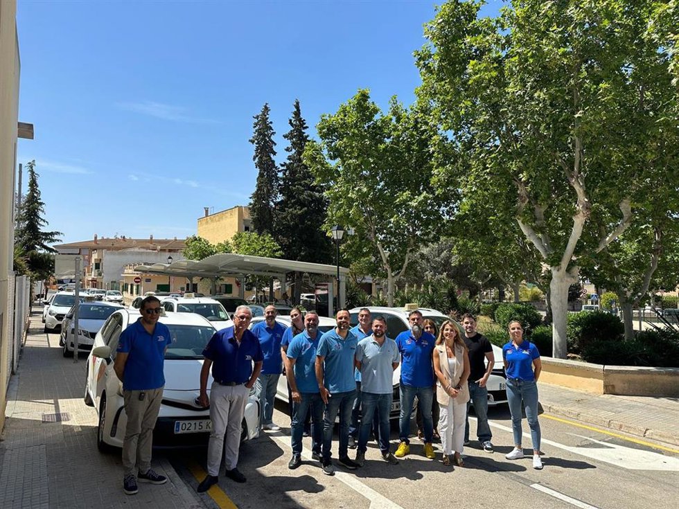 La alcaldesa de Andratx, Estefanía Gonzalvo, junto a los taxistas del municipio.