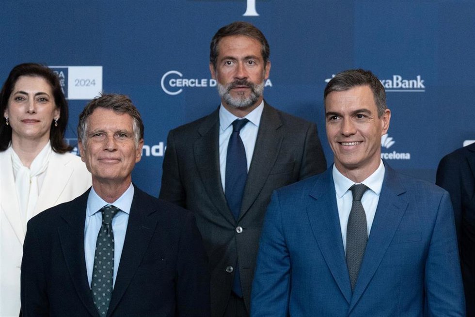 (I-D) En la primera fila, el presidente del Cerce d'Economia, Jaume Guardiola y el presidente del Gobierno, Pedro Sánchez y en la segunda fila, el presidente de KPMG España, Juanjo Cano (c), posan durante la tercera jornada de la 39 Reunió Cercle d'Econ