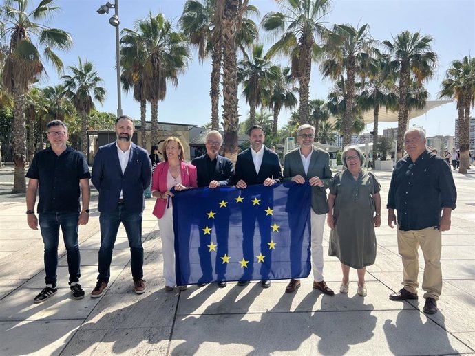 Rueda de prensa en el Palmeral de las Sorpesas de la capital del secretario general del PSOE de Málaga, Daniel Pérez, junto al parlamentario andaluz, Josele Aguilar, y otros representantes del partido.