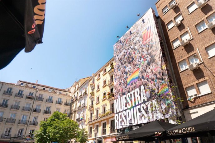 Lona desplegada por Sumar en el barrio madrileño de Chueca para reivindicar los derechos de la comunidad LGTBi, con motivo de las elecciones europeas del 9J.