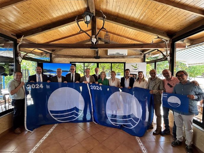 Foto de familia en el acto de entrega de banderas azules en Extremadura