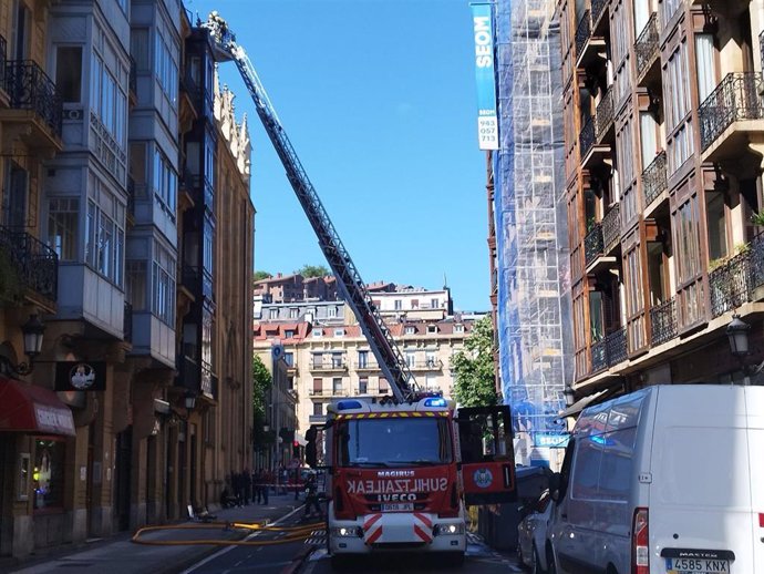 Bomberos intervienen en un incendio en la calle Pedro Egaña de San Sebastián