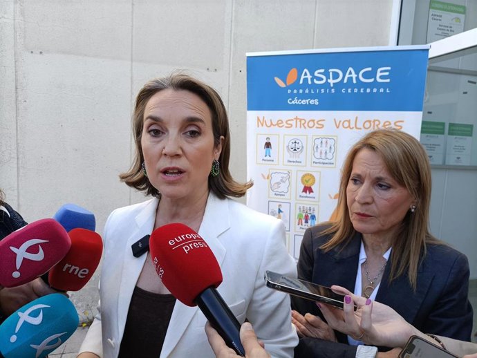 La secretaria general del PP, Cuca Gamarra, atiende a los medios en Cáceres