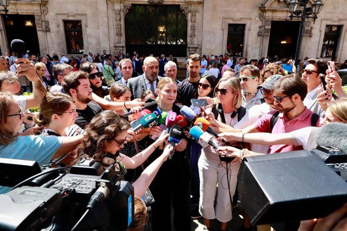 La presidenta del Govern, Marga Prohens, atiende a los medios de comunicación, tras participar en el minuto de silencio en memoria de las víctimas del derrumbe en playa de Palma
